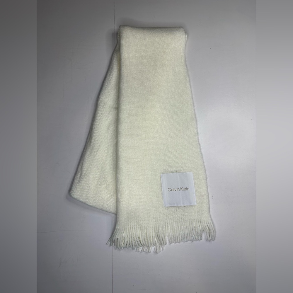 Calvin Klein Scarf White 100% Acrylic‎ CA#57151 Super Soft New W/out Tags